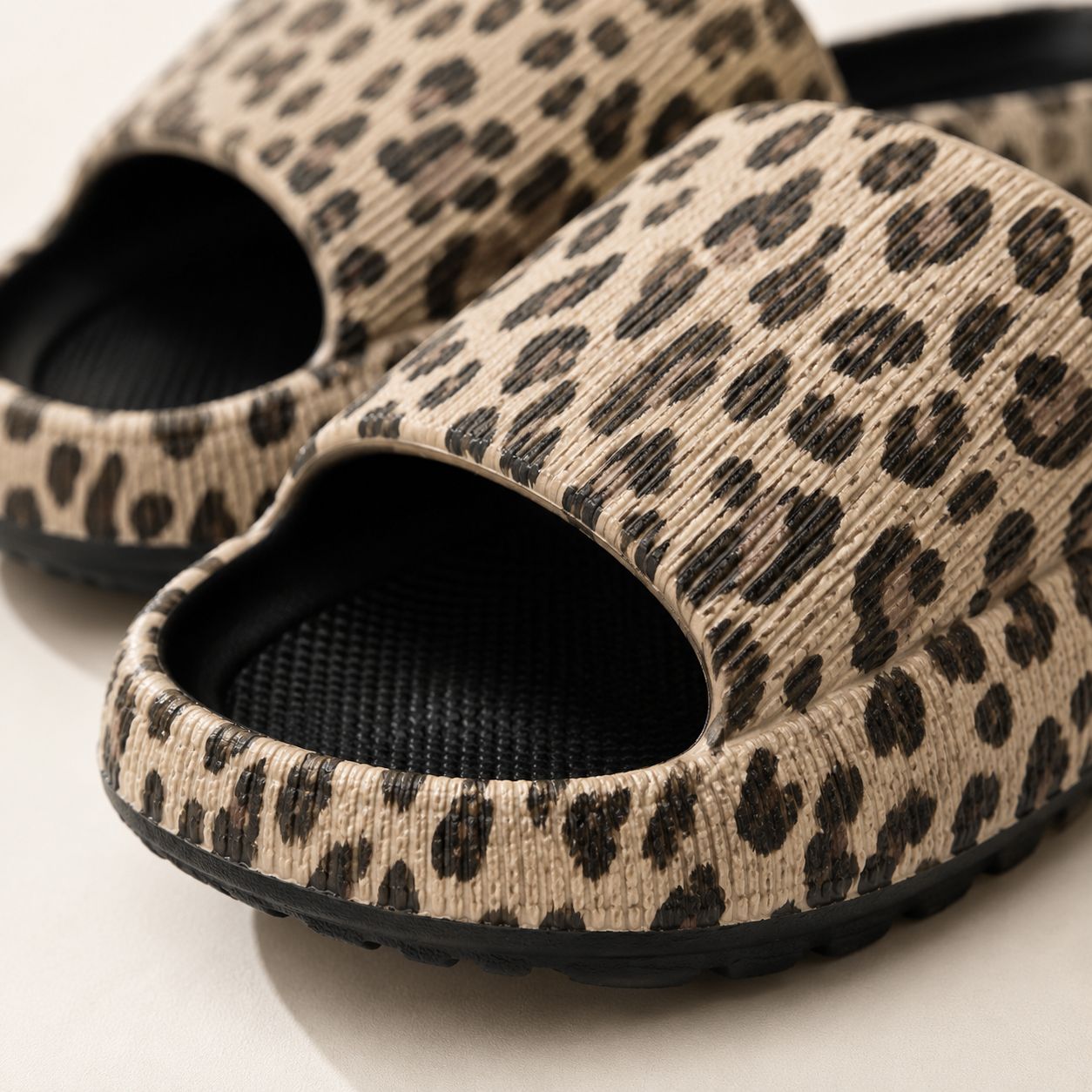 TeddyFeet Claquettes Panter en édition limitée